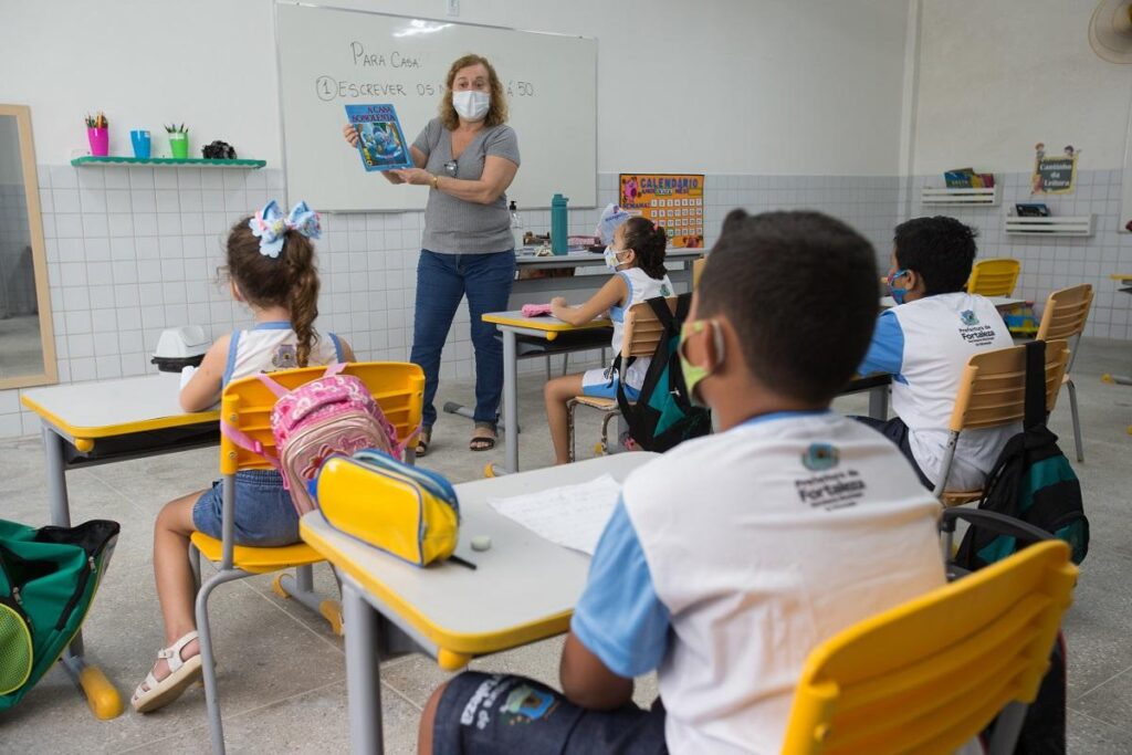 Bolsonaro anuncia reajuste do salarial de professores em 33,24%