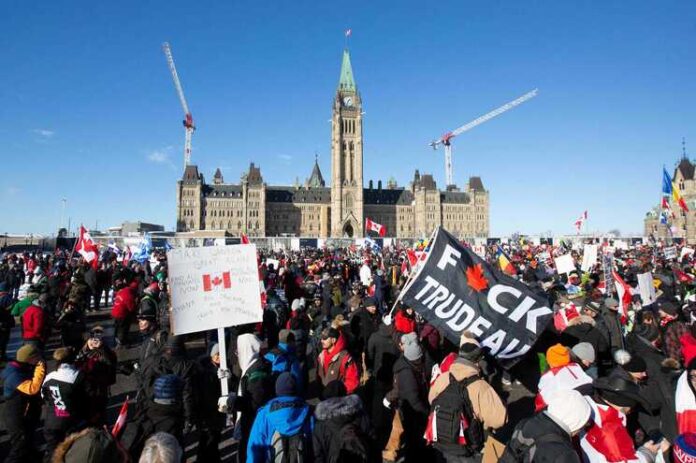 Protestos contra obrigatoriedade da vacina paralisam Otawa, Canadá