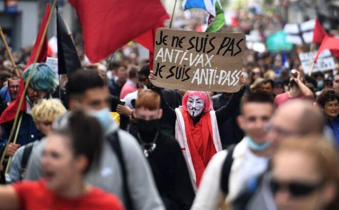 Protestos contra passe sanitário crescem na França e República Tcheca