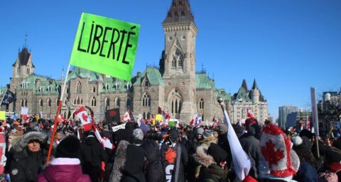 A luta dos caminhoneiros contra as medidas sanitárias totalitárias do governo canadense continua e mesmo as mentiras e pressão dos políticos e da grande mídia nós consegue intimidá-los.