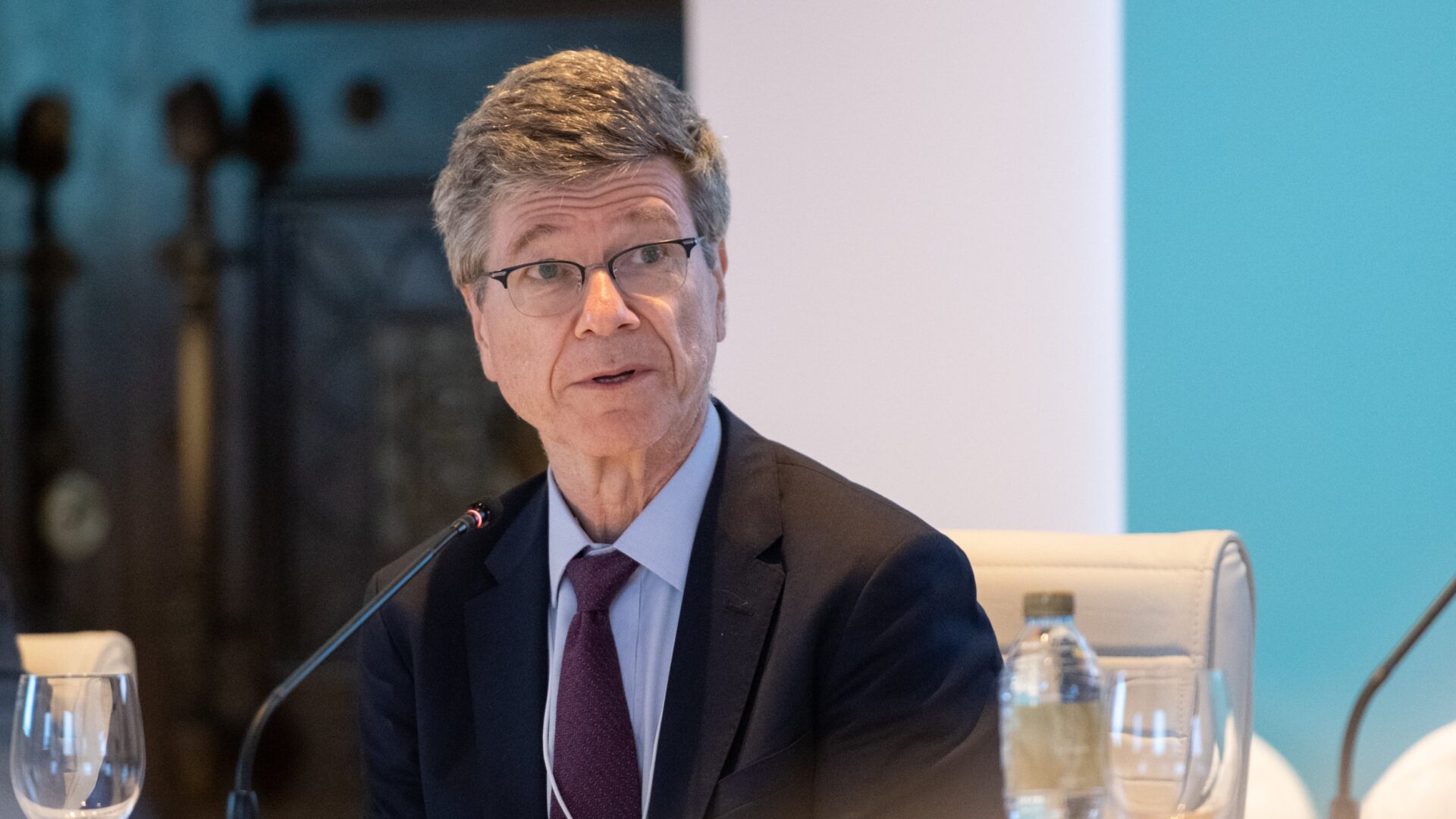 Covid pode ter sido criado em laboratório, afirma o pesquisador Jeffrey Sachs