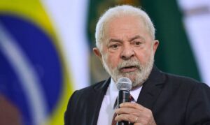 Lula afirma que livros de economia estão ultrapassados
