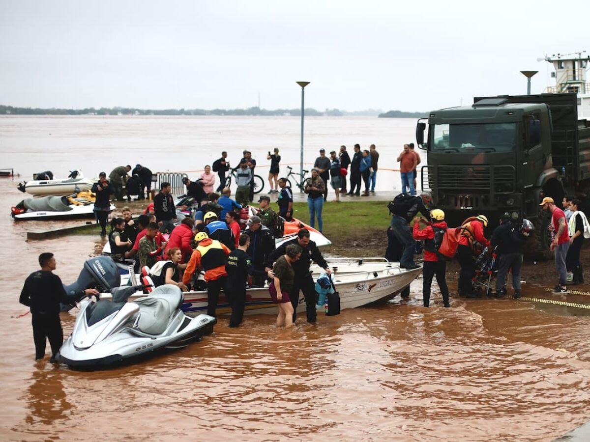 Voluntários usam jet skis, jipes e barcos para fazer resgate de pessoas  atingidas pelas inundações no RS – Gazeta Libertária